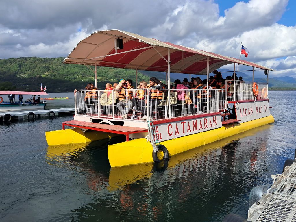 Catamarán Licán Ray II en el embarcadero